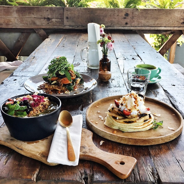 Stół z talerzami — zdjęcie promocyjne cennika