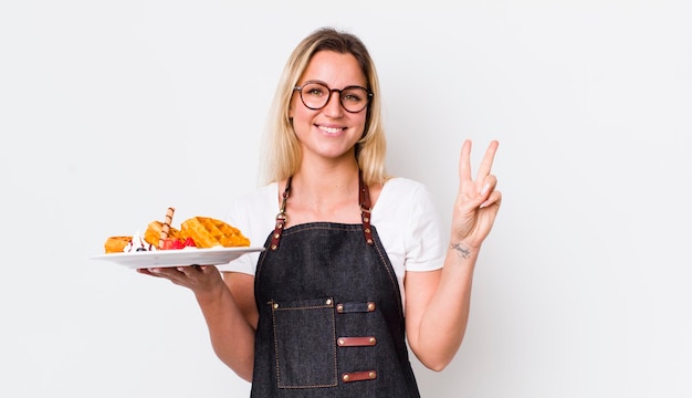 Uczestnik warsztatów z talerzem